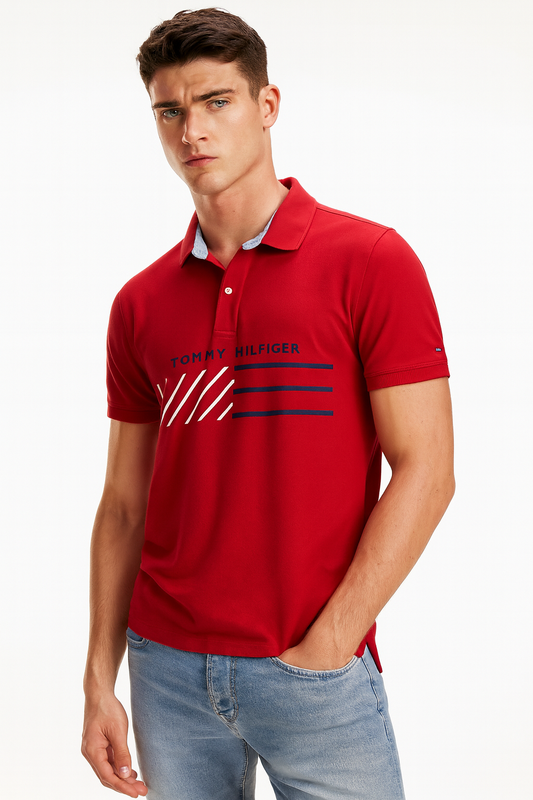 Playera Tommy H roja, letras azul marino, líneas blancas/azul de caballero