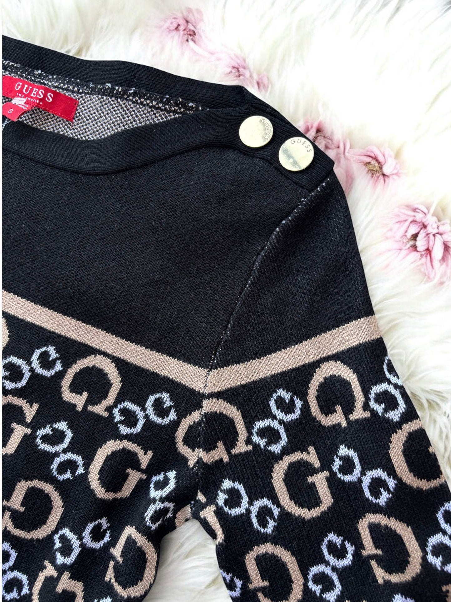 Suéter Guess negro con monogram blanco y botones en el cuello dorados