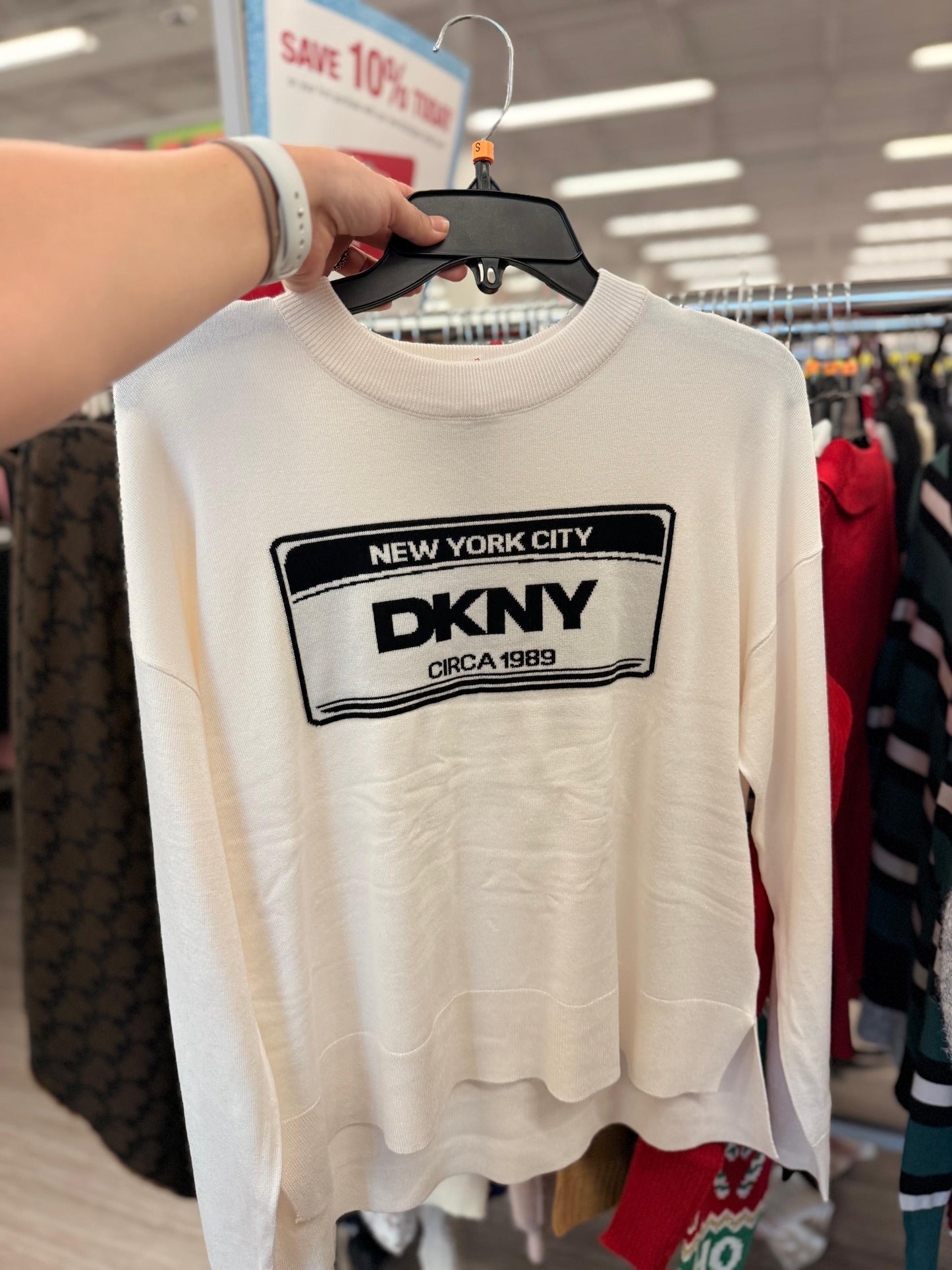 Suéter DKNY blanco con letras negras