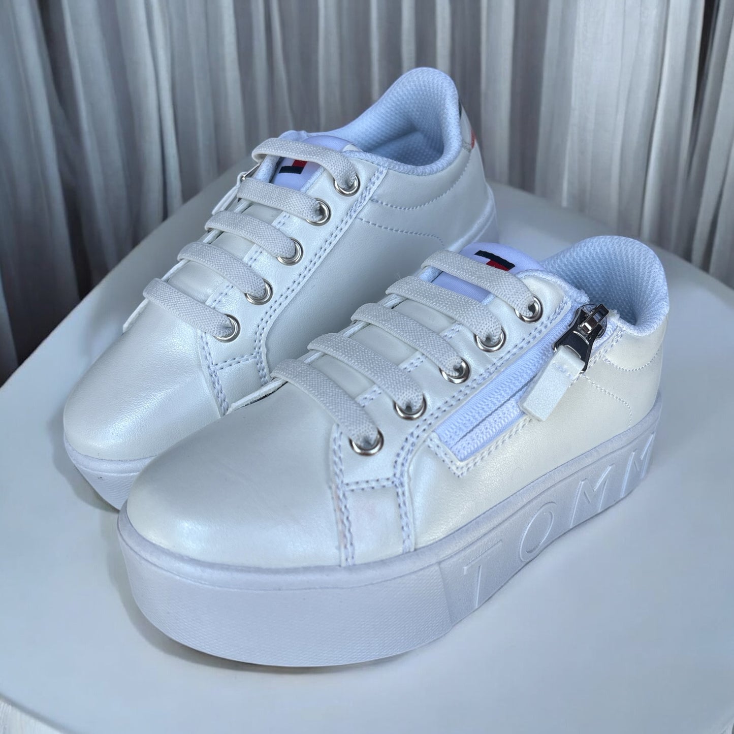 Tenis Tommy H blancos tornasol con cierre para niña