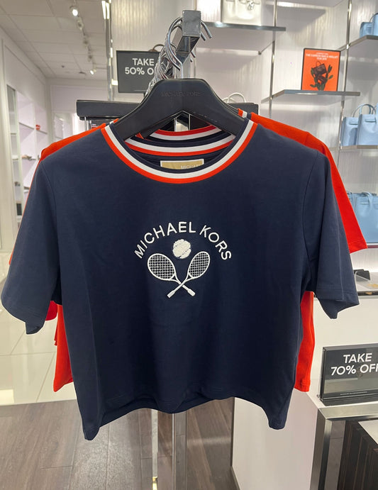 Top Michael K azul marino, cuello blanco/naranja, placa dorada, letras y raquetas blancas