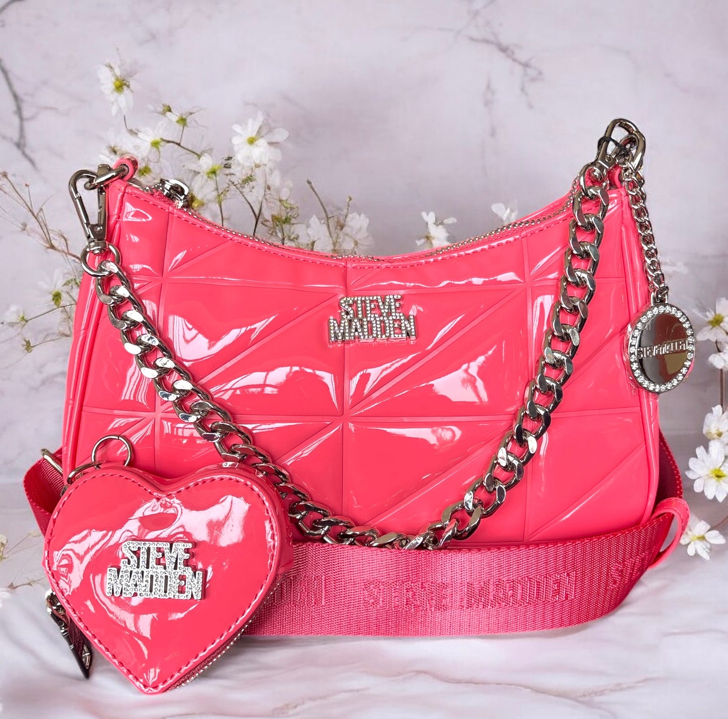 Crossbody Steve M coral tipo charol con monedero de corazón