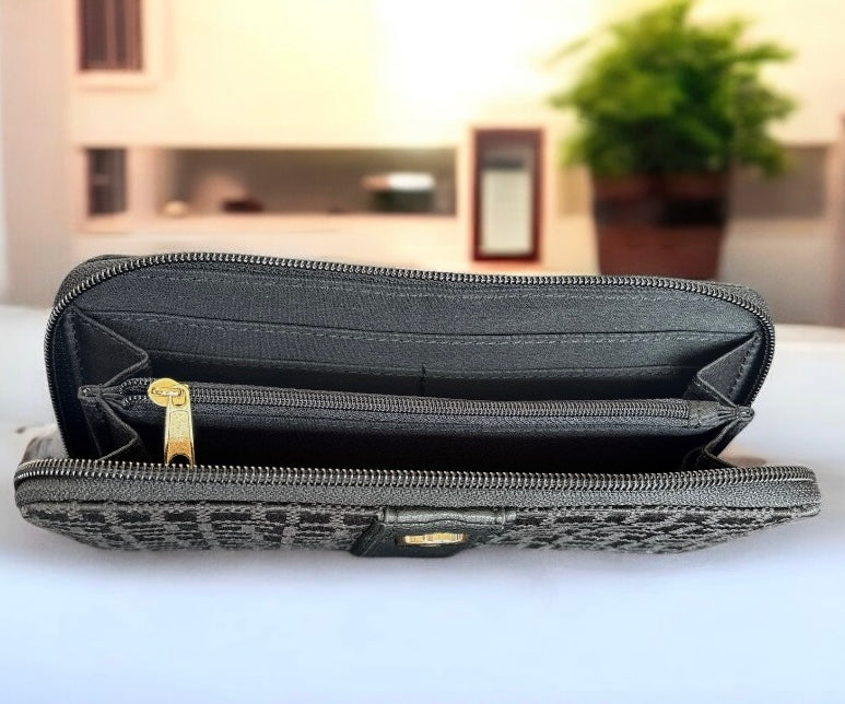 Cartera Tommy H negra con monogram y cierre