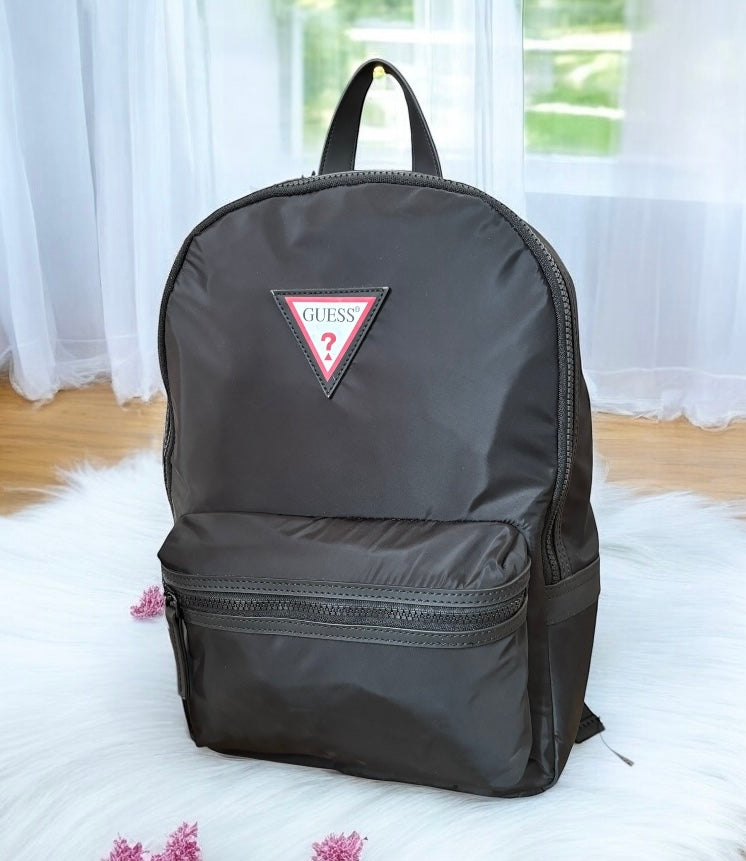 Backpack Guess negra con logo en blanco y rojo, bolsita enfrente