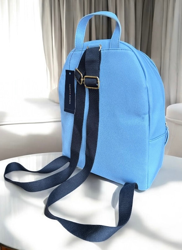 Backpack Tommy H azul claro, strap azul marino y placa dorada