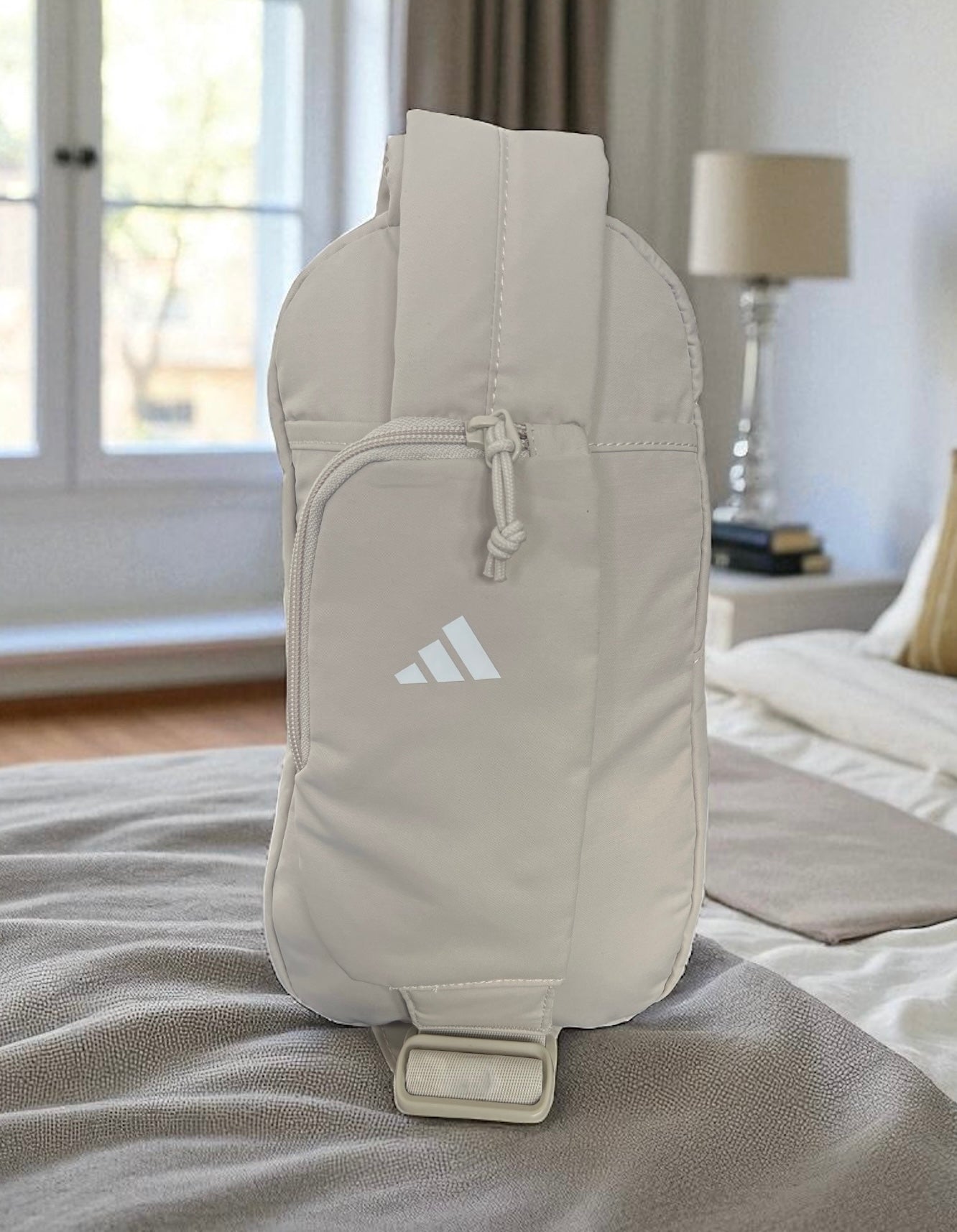 Pechera Adidas arena con compartimento para celular