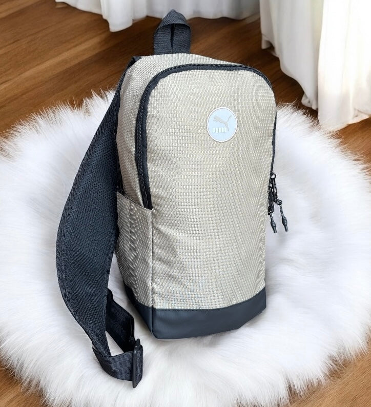 Pechera Puma color oro grande con compartimento en strap