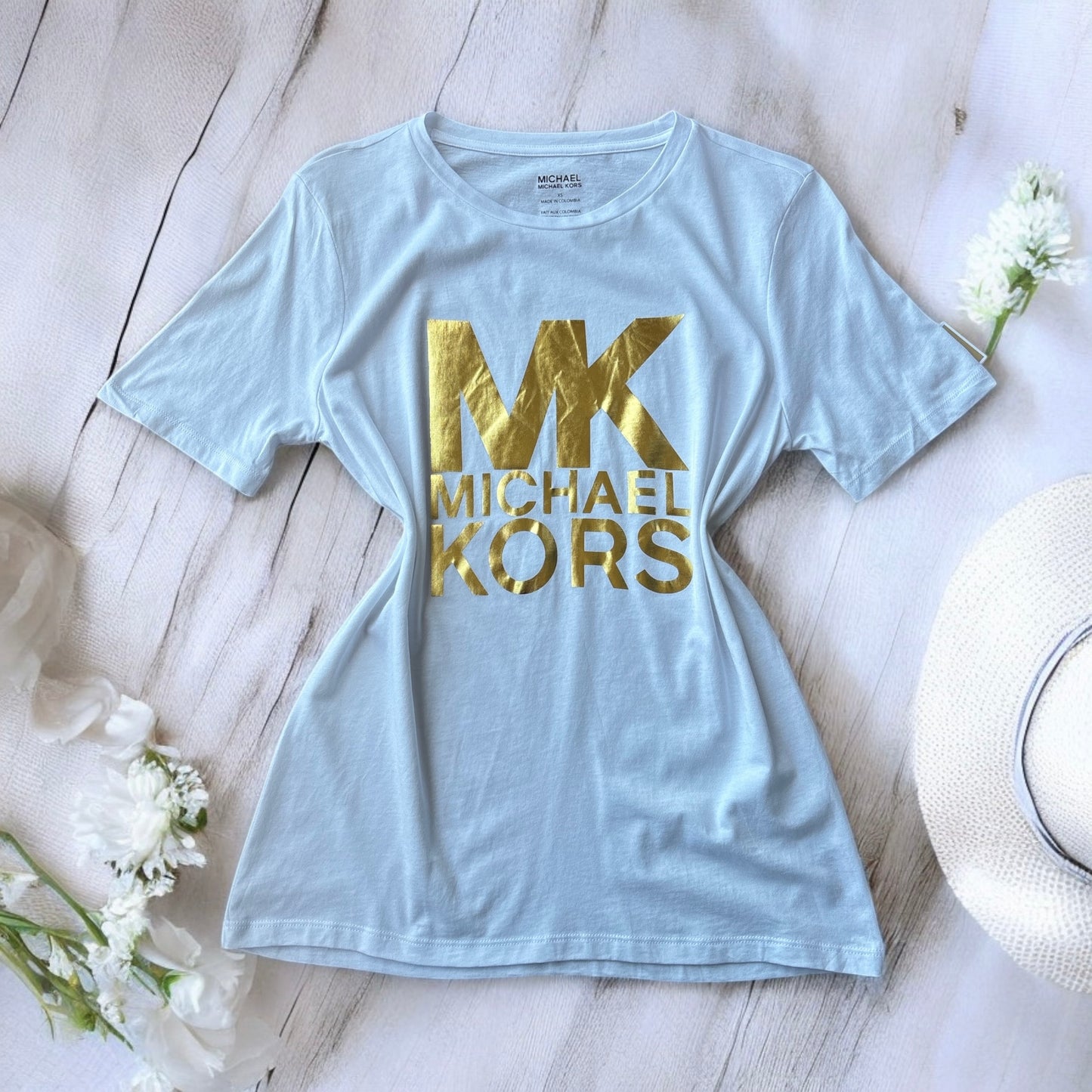Playera Michael K blanca con letras doradas