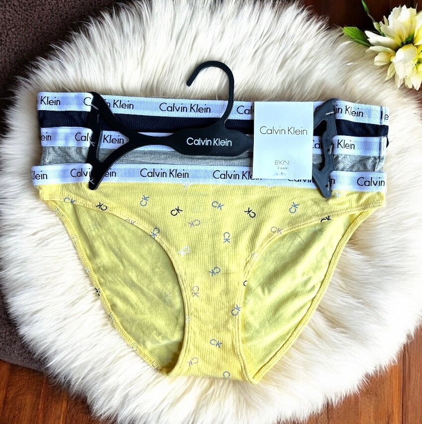 Panties Calvin k amarillo estampado, gris y azul marino con resorte blanco 3pzs