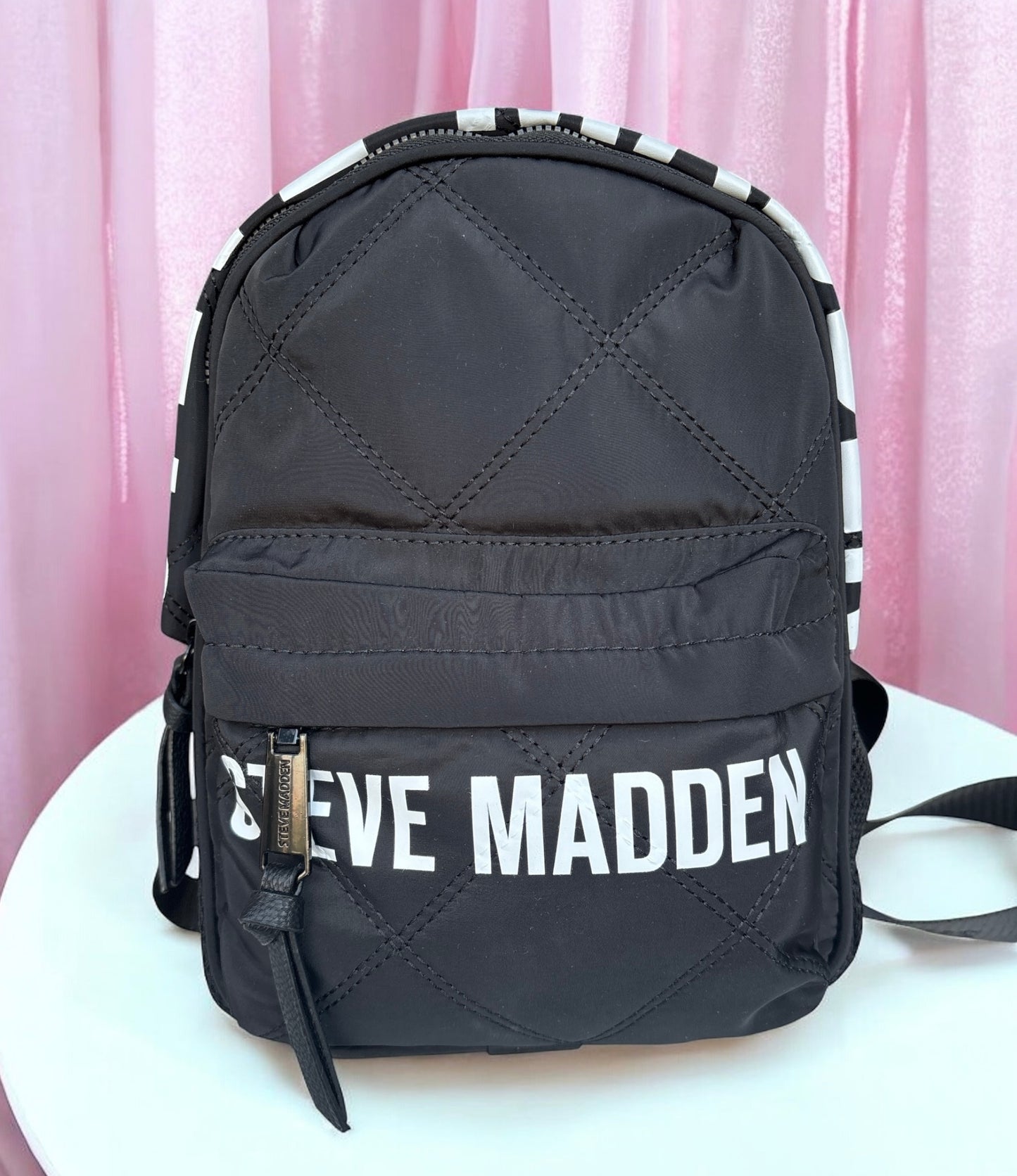 Mini Backpack Steve M negra con letras blancas