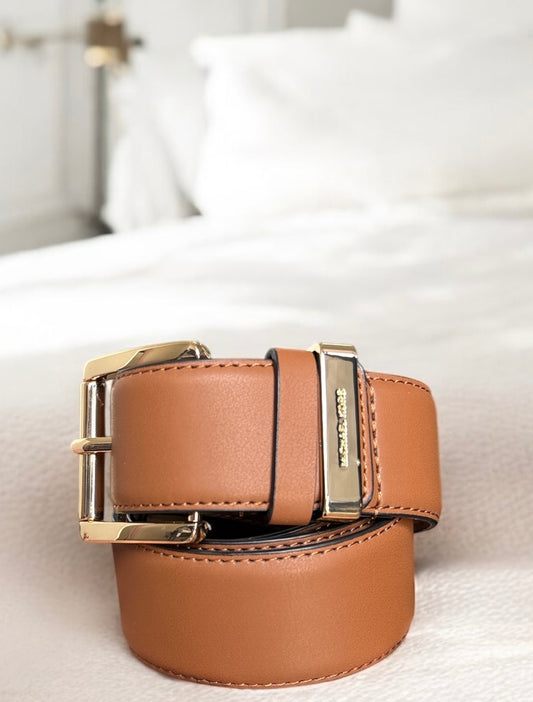 Cinturón Michael k café liso,placa dorada, nombre grabado en hebilla