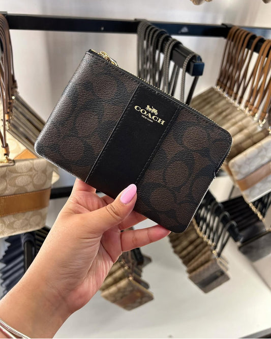 Muñequera Coach chocolate/negro, monogram y strap