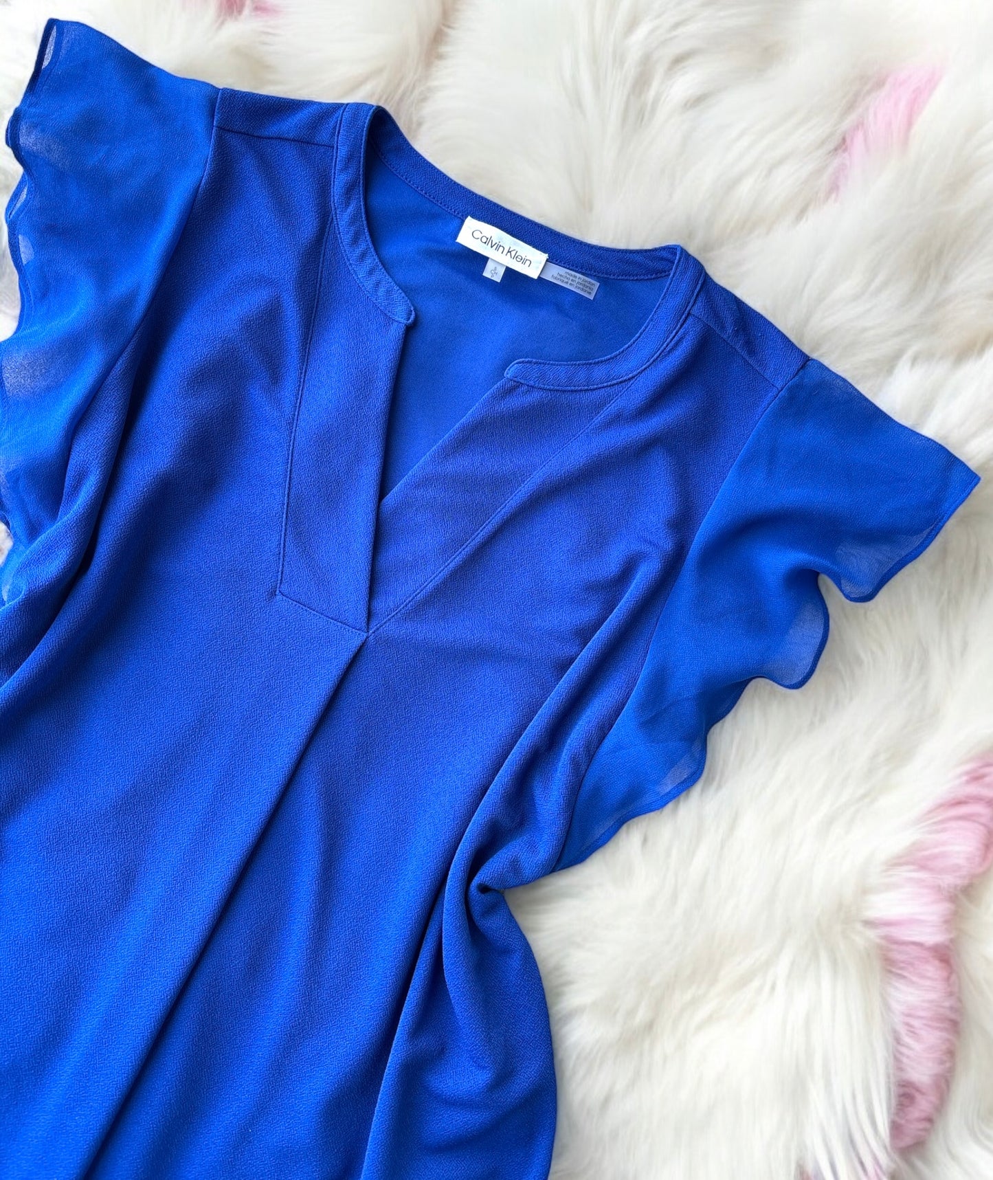 Blusa Calvin K azul rey con olanes en el hombro