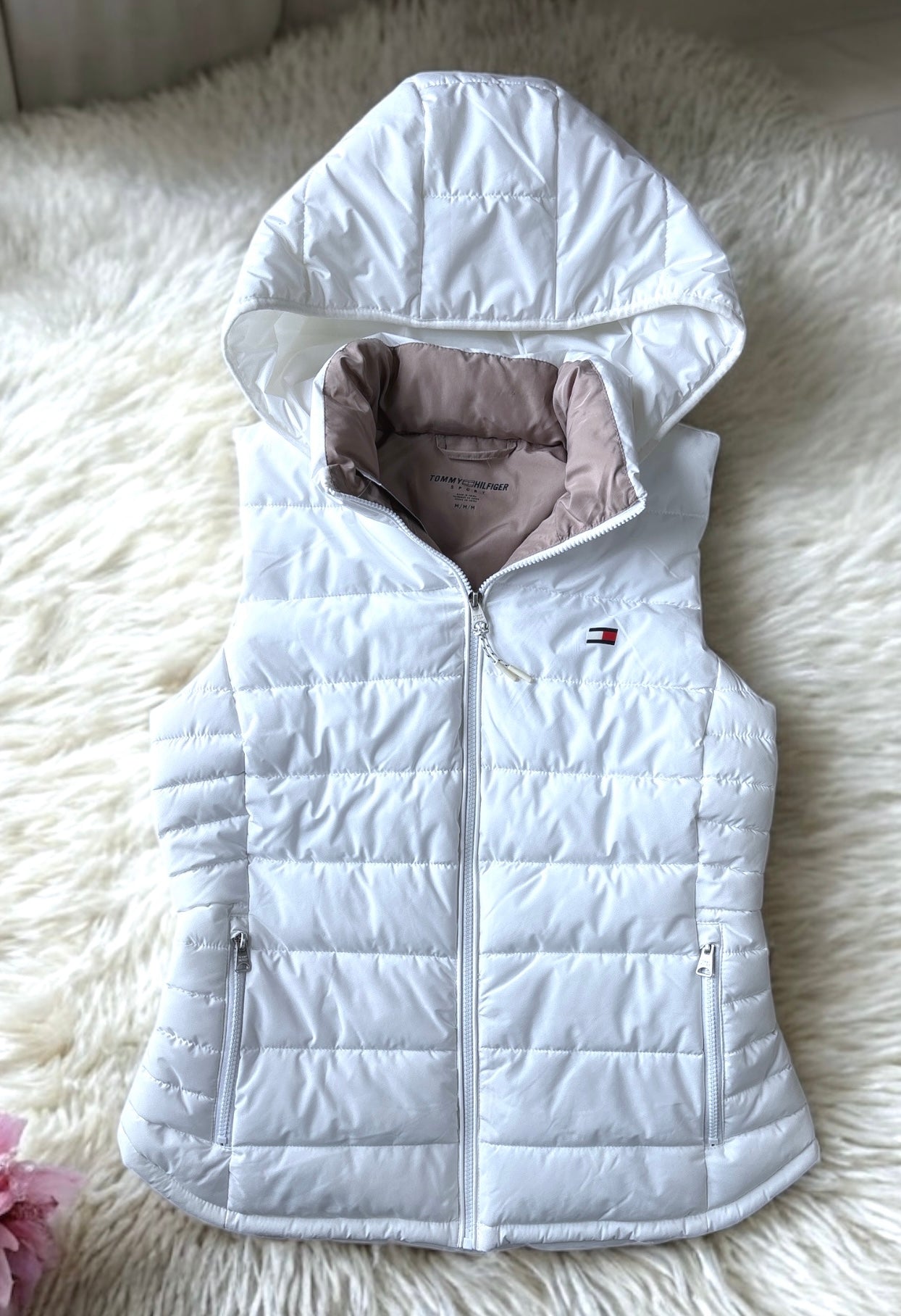 Chaleco Tommy H blanco capitonado, fondo nude y capucha