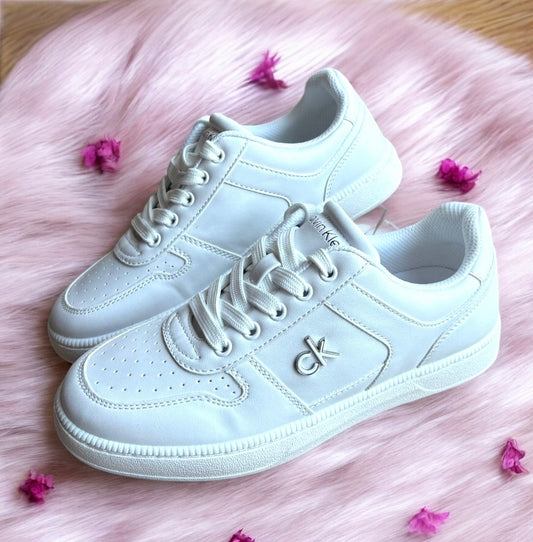 Tenis Calvin K blancos con placa blanca