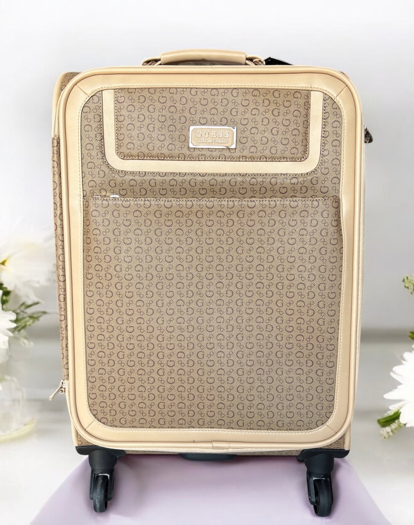 Maleta Guess camel con monogram chocolate, para cabina