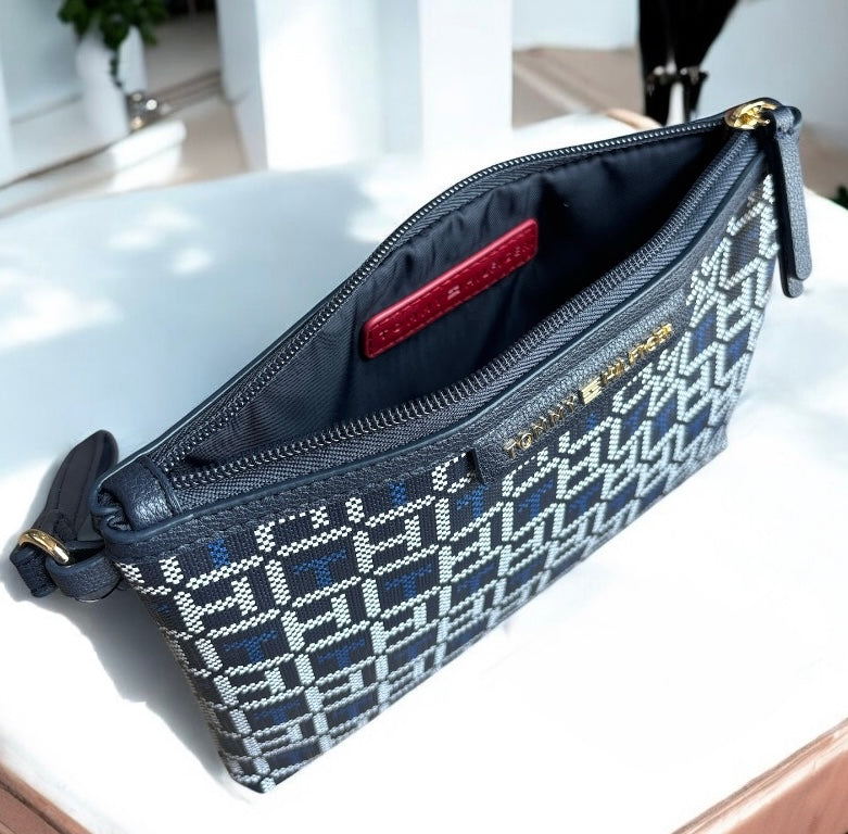 Muñequera Tommy H grande azul marino con monogram azul y blanco