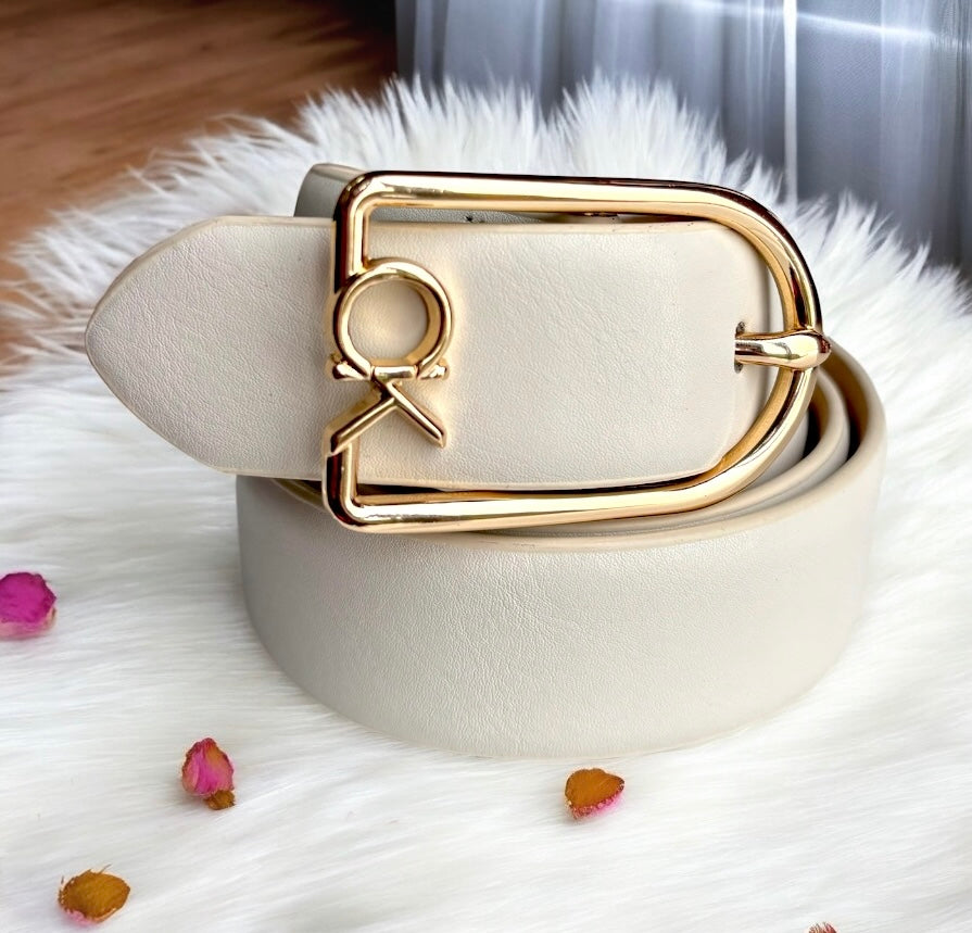 Cinturón beige Calvin k beige placa rectangular y letras doradas