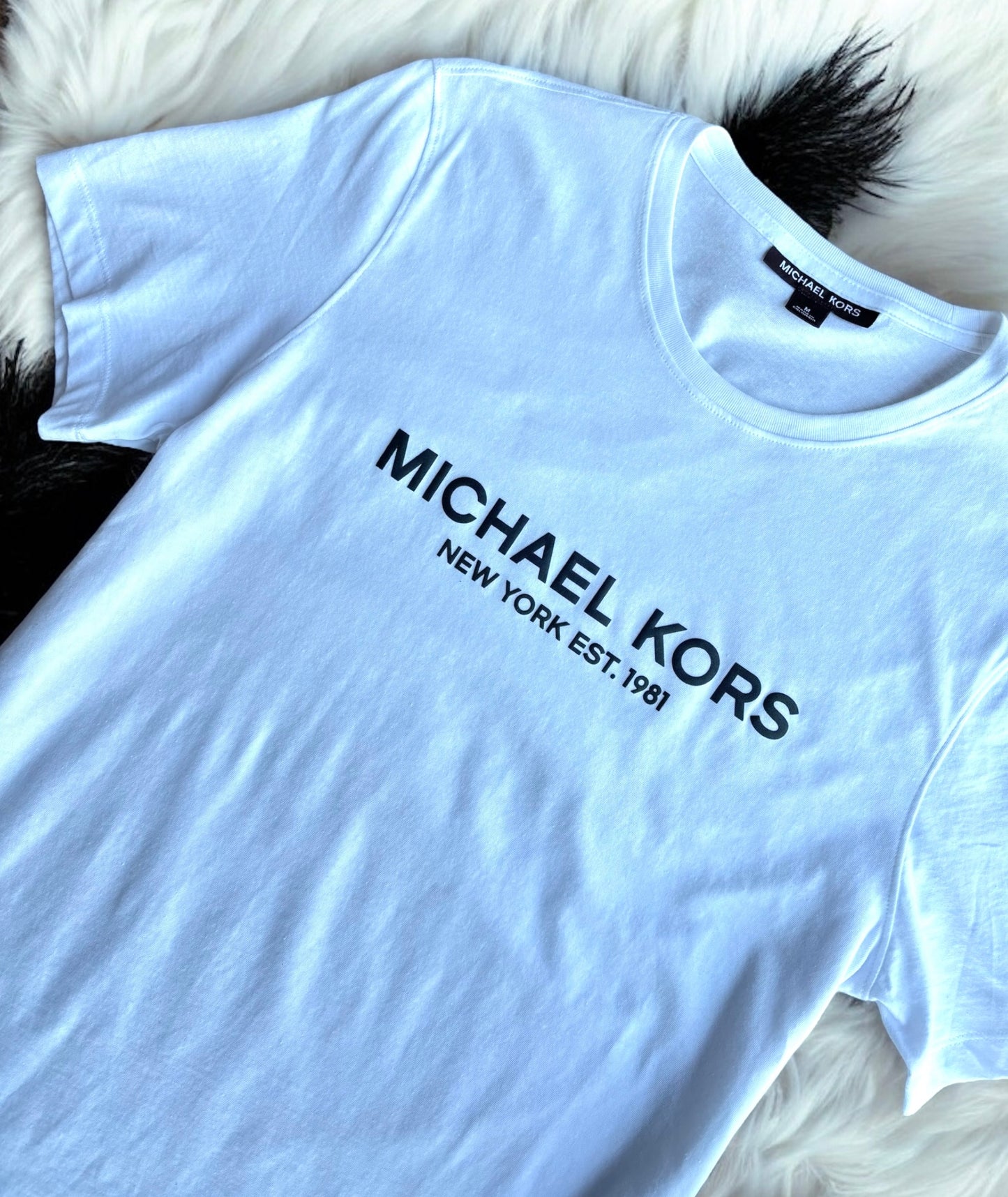 Playera Michael k blanca con letras negras para caballero