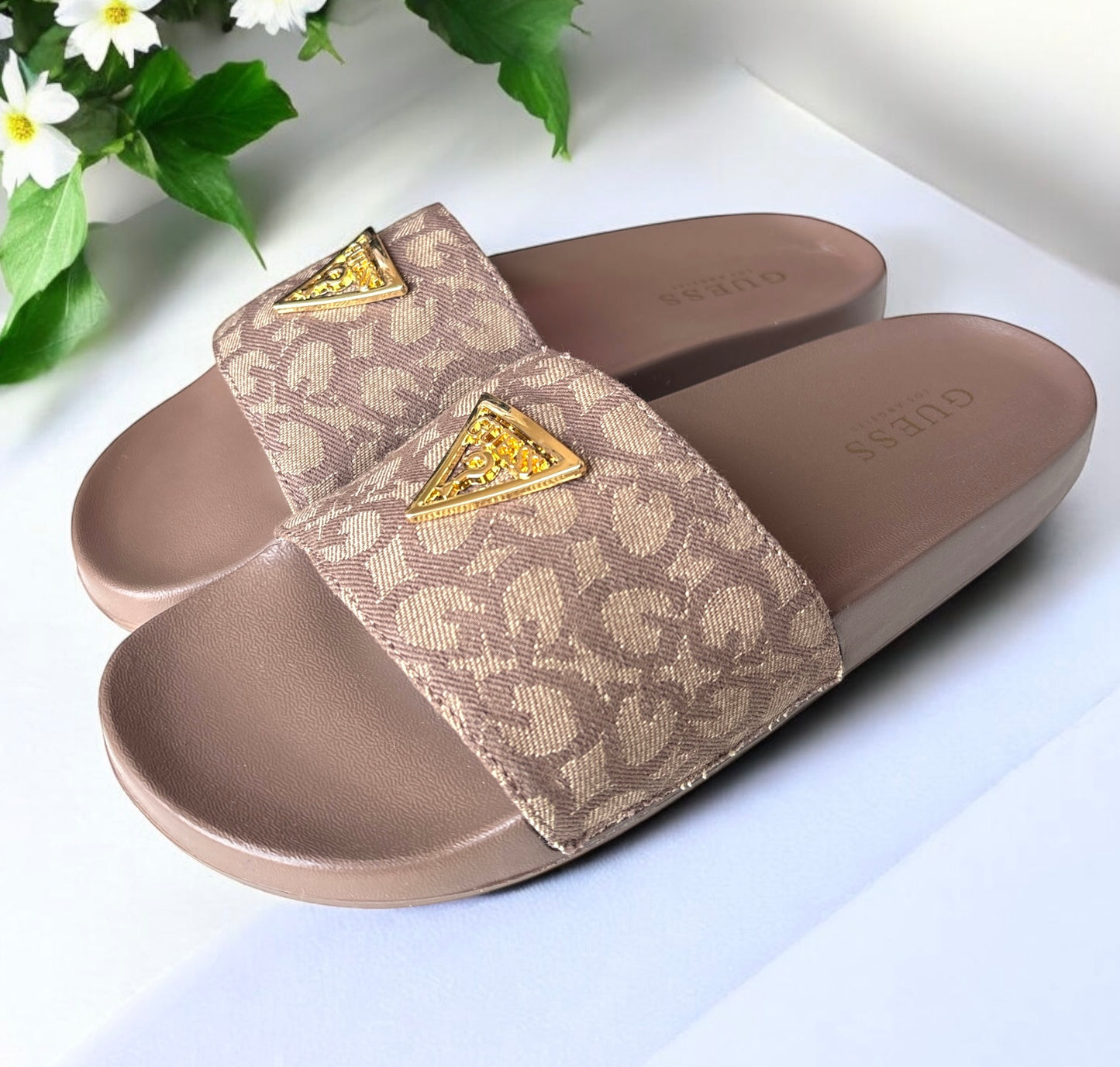 Sandalias Guess chocolate con monogram y placa dorada