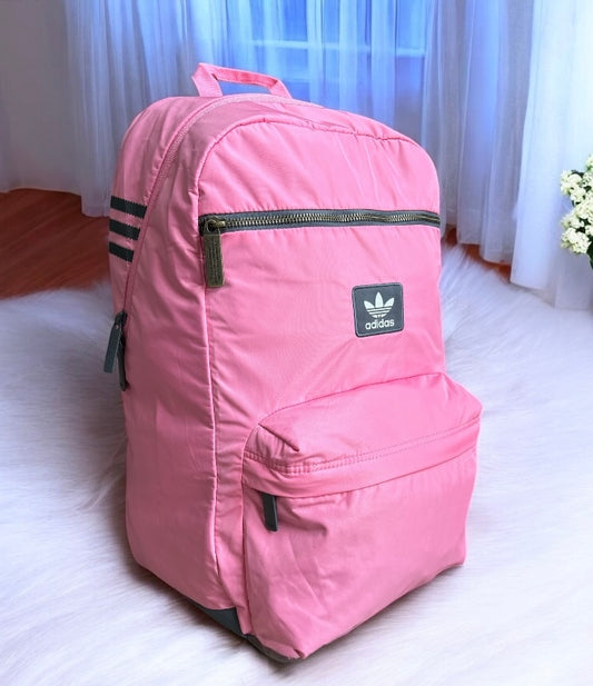 Backpack Adidas rosa, detalles en gris, placa en parche