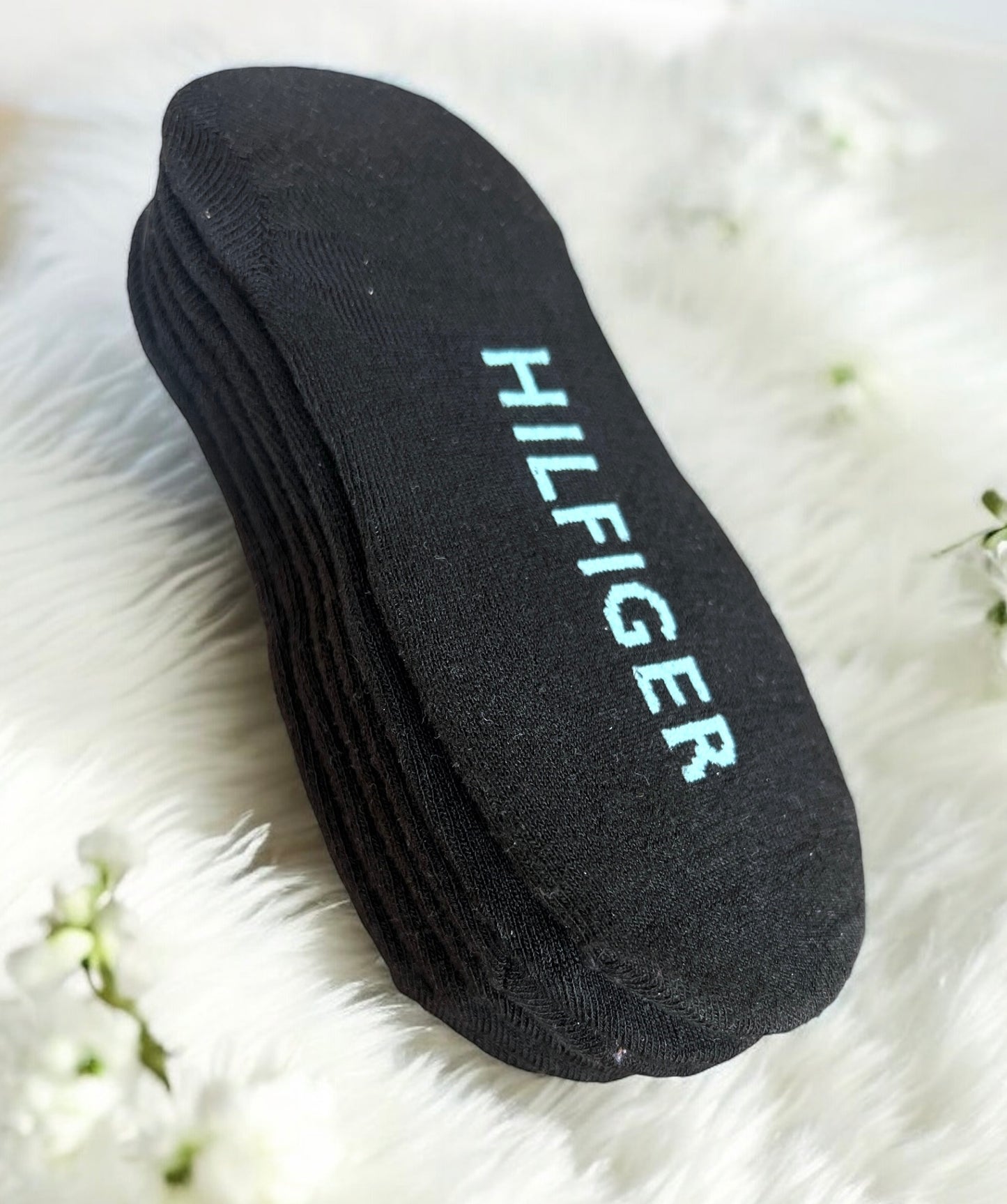 Protectores Tommy H negro con bandera pequeña y letras verdes