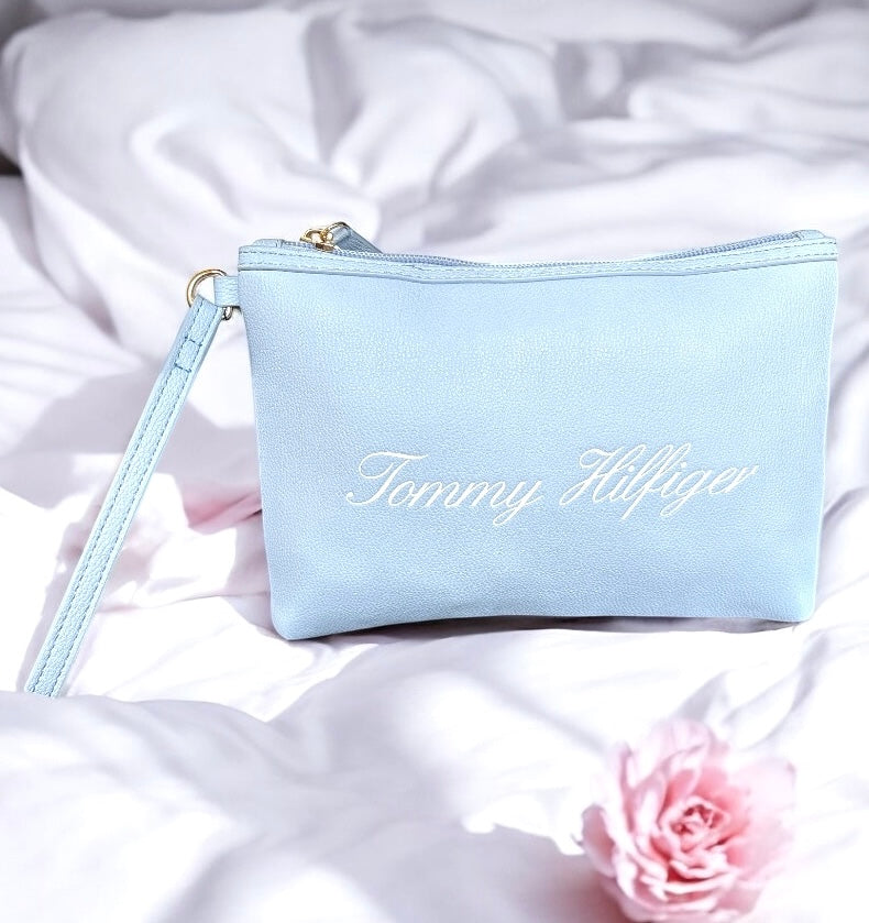 Muñequera Tommy H azul claro, strap y letras blancas