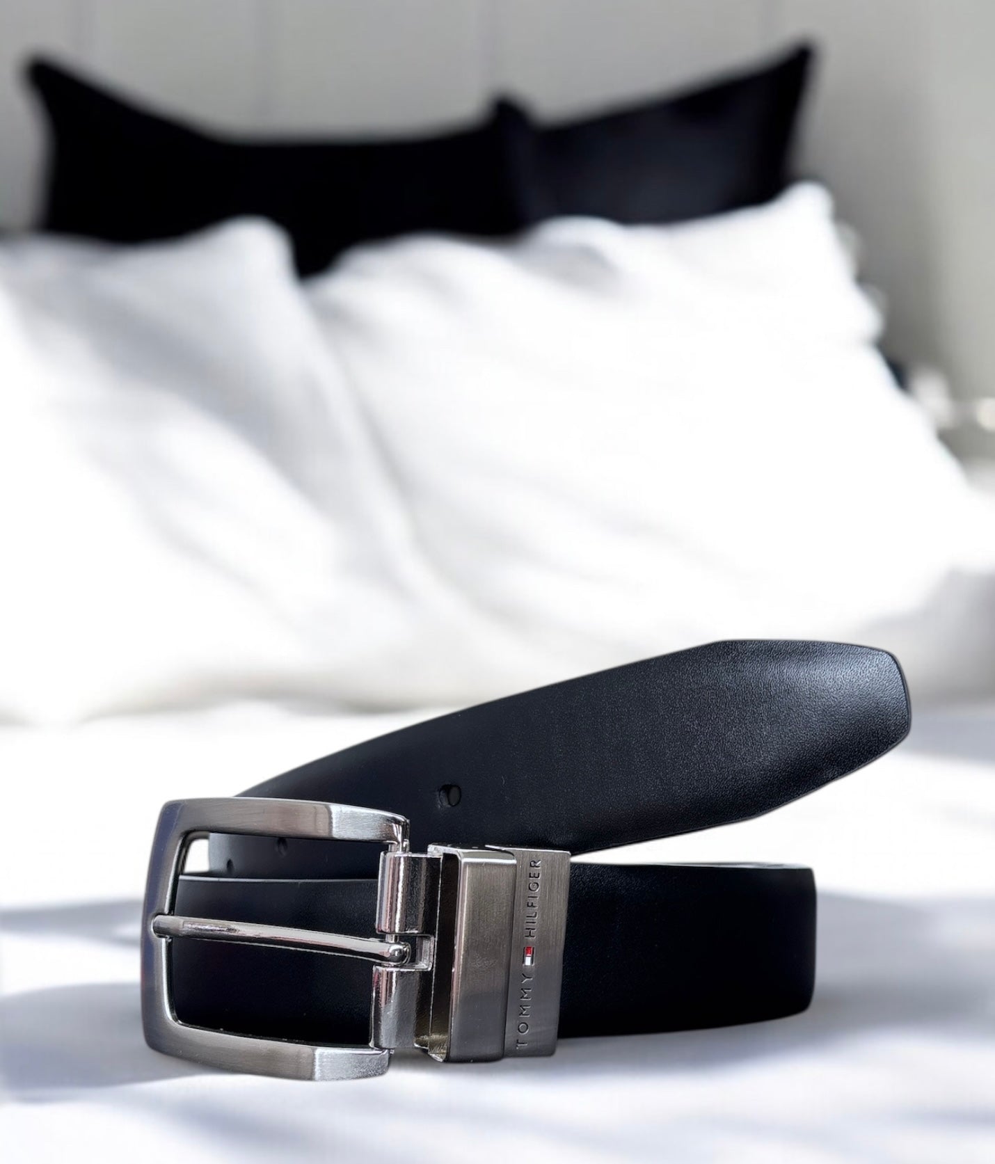 Cinturón Tommy H negro/café reversible, placa plateada con letras pequeñas, caballero