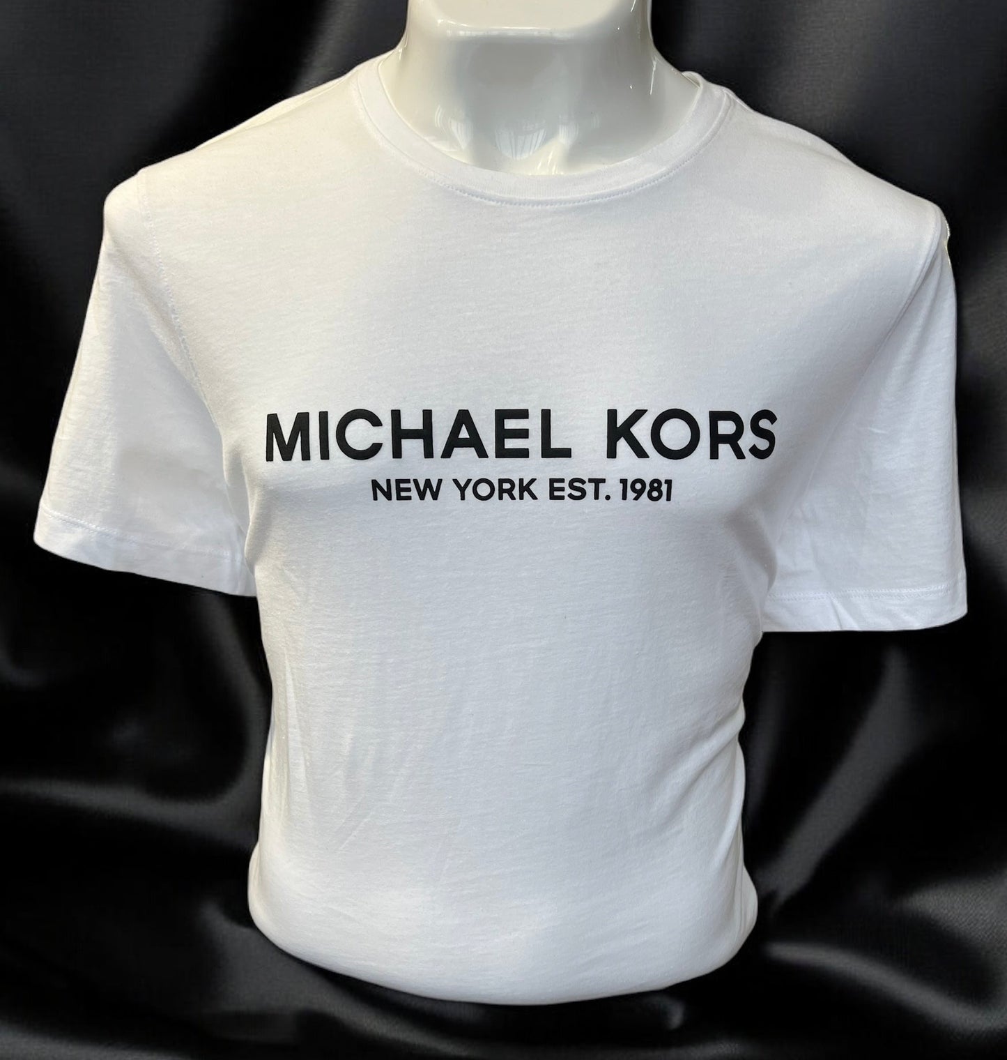 Playera Michael k blanca con letras negras para caballero