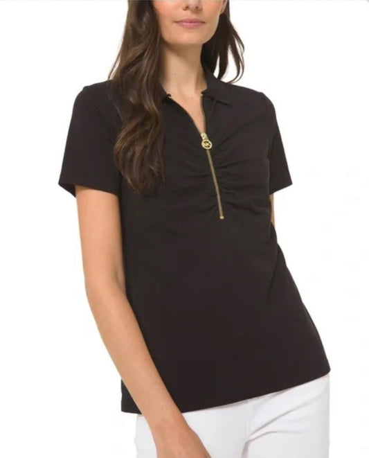 Playera Michael k negra, cierre, dije y grabado en manga dorado, frente corrugado