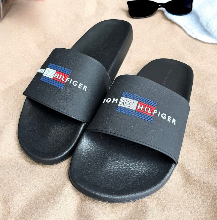 Sandalias Tommy H caballero negras con bandera y letras blancas