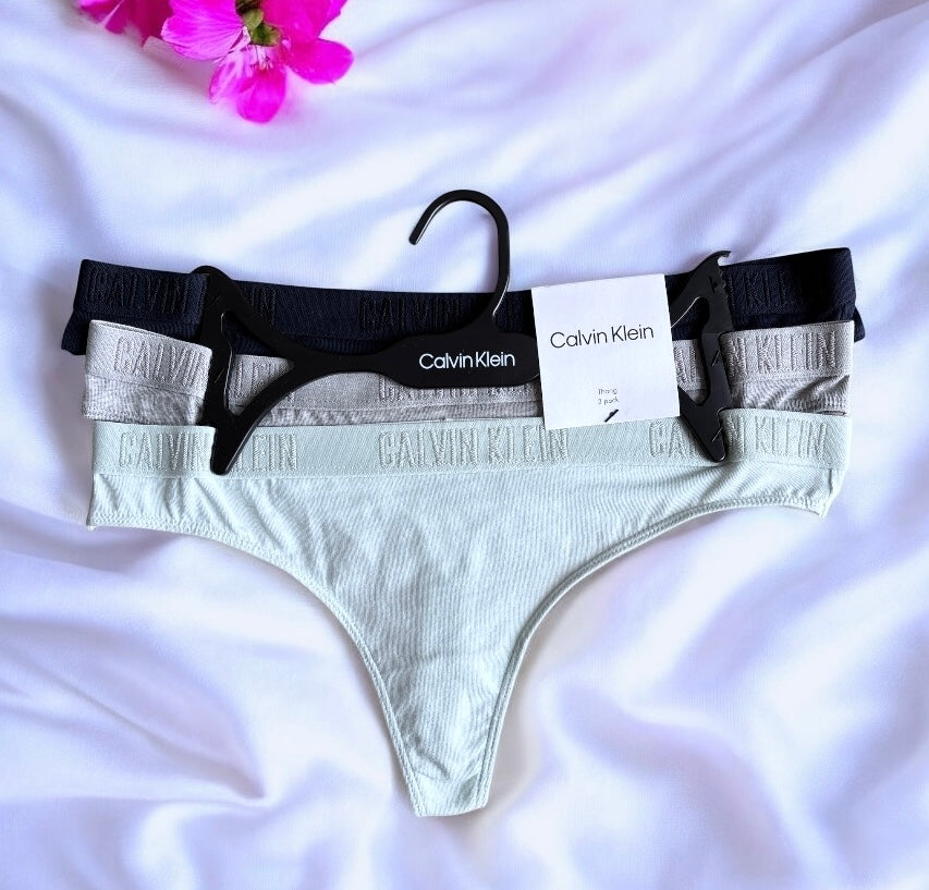 Tangas Tommy H verde pistache, gris y azul marino, letras bordadas en resorte 3pzs