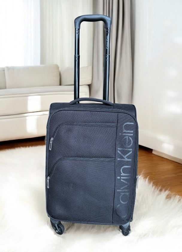 Maleta Calvin K negra 3 compartimentos, asa negra con letras blancas