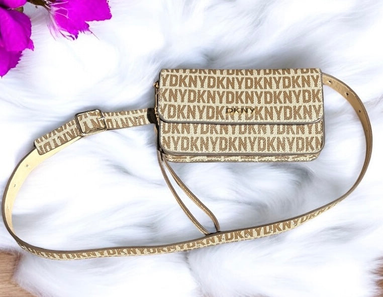 Cangurera DKNY pequeña camel/chocolate con monogram, cinturón ajustable, strap y placa dorada