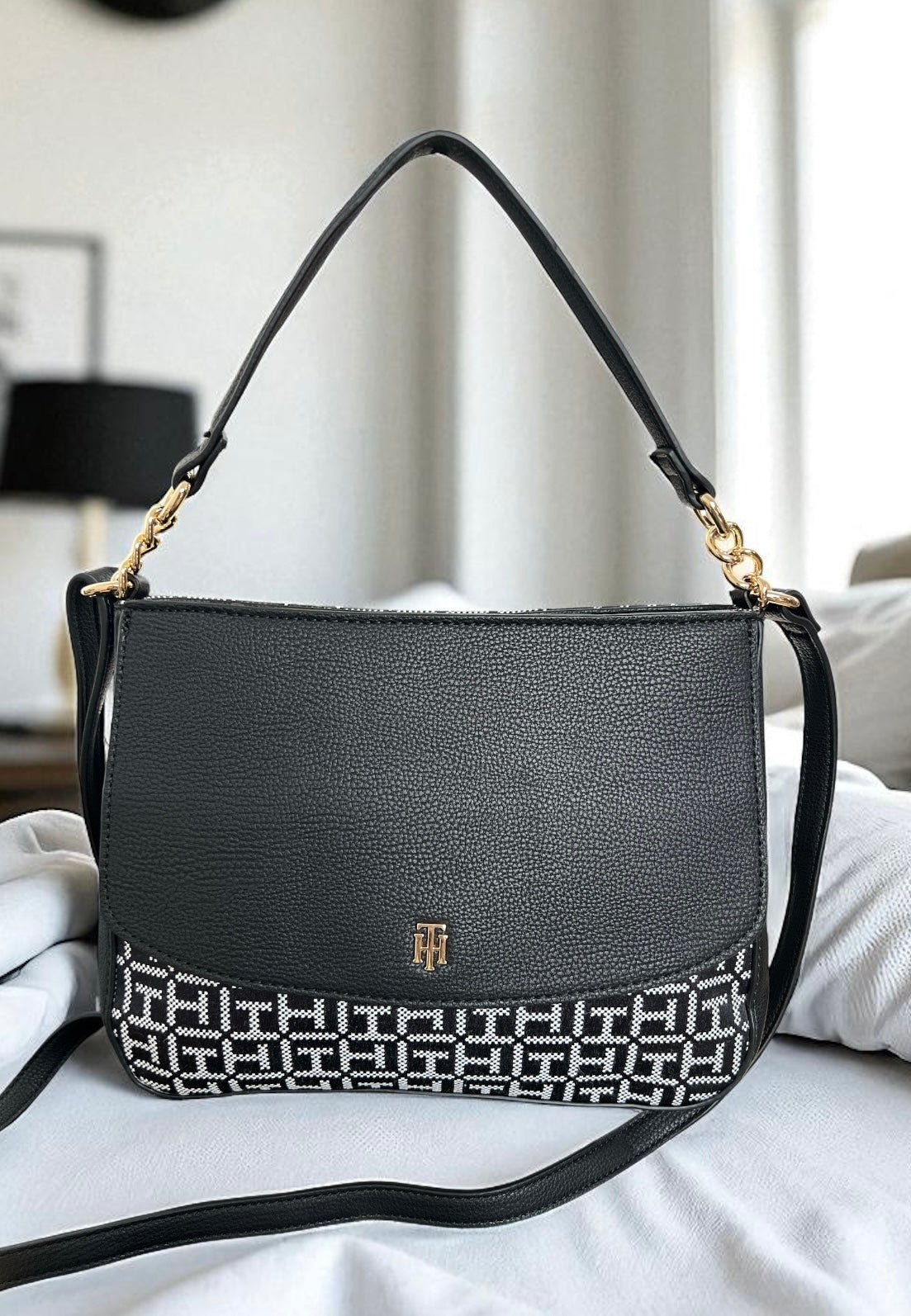 Hobo/crossbody Tommy negra, monogram blanco