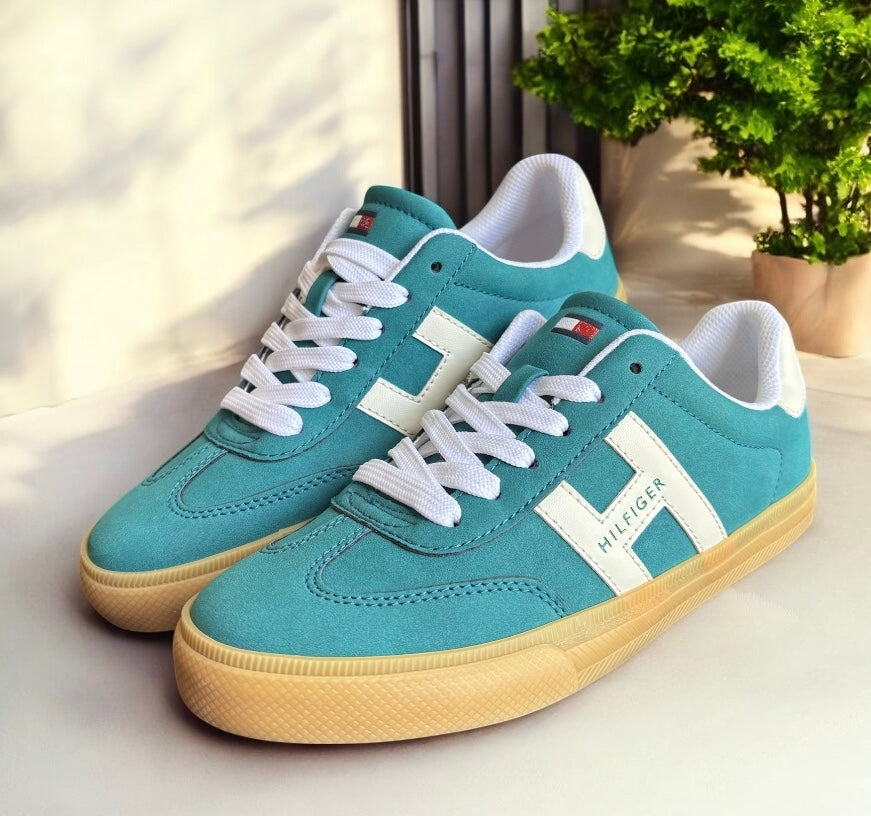 Tenis Tommy H verde, H en crema, bandera en lengüeta y suela camel