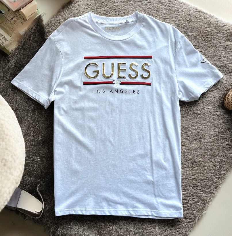 Playera Guess blanca con letras doradas para caballero