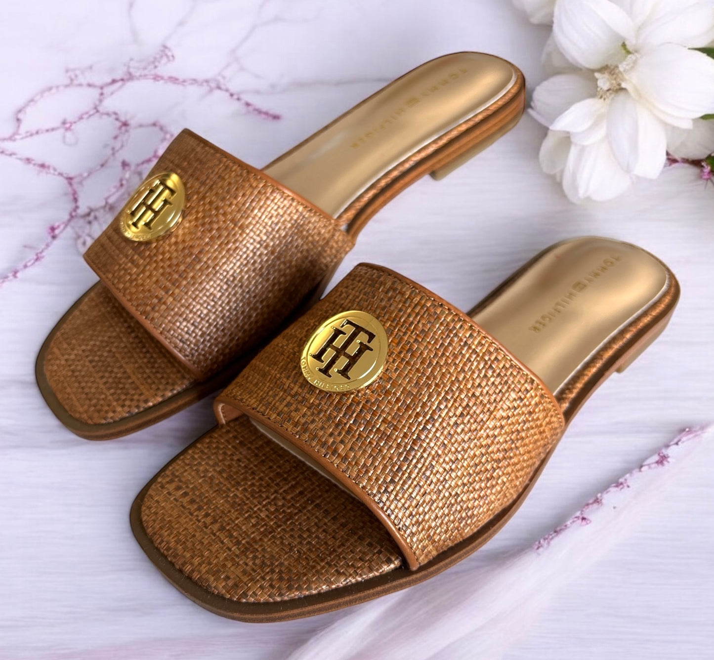 Sandalias Tommy H camel con textura y placa TH dorada