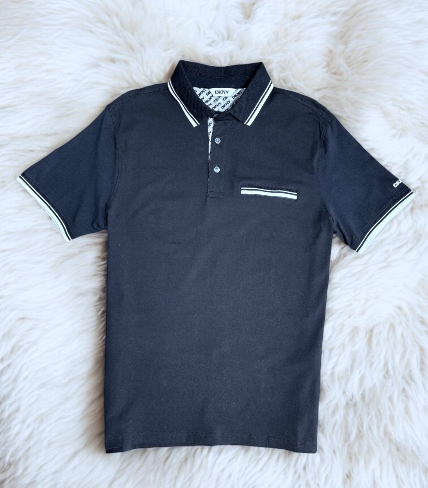 Playera DKNY negra tipo polo, líneas en cuello y manga blanco/negro de caballero