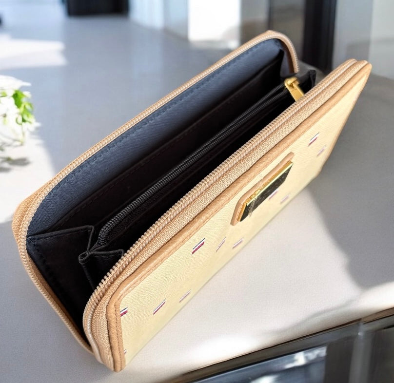 Cartera Tommy H beige con monogram de banderas