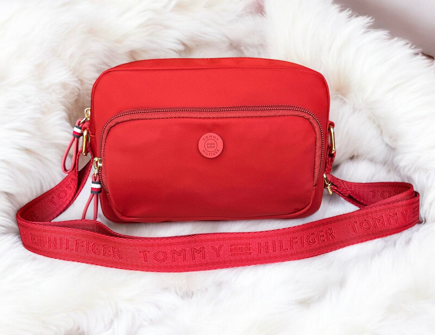Crossbody Tommy H textil roja con placa de goma roja