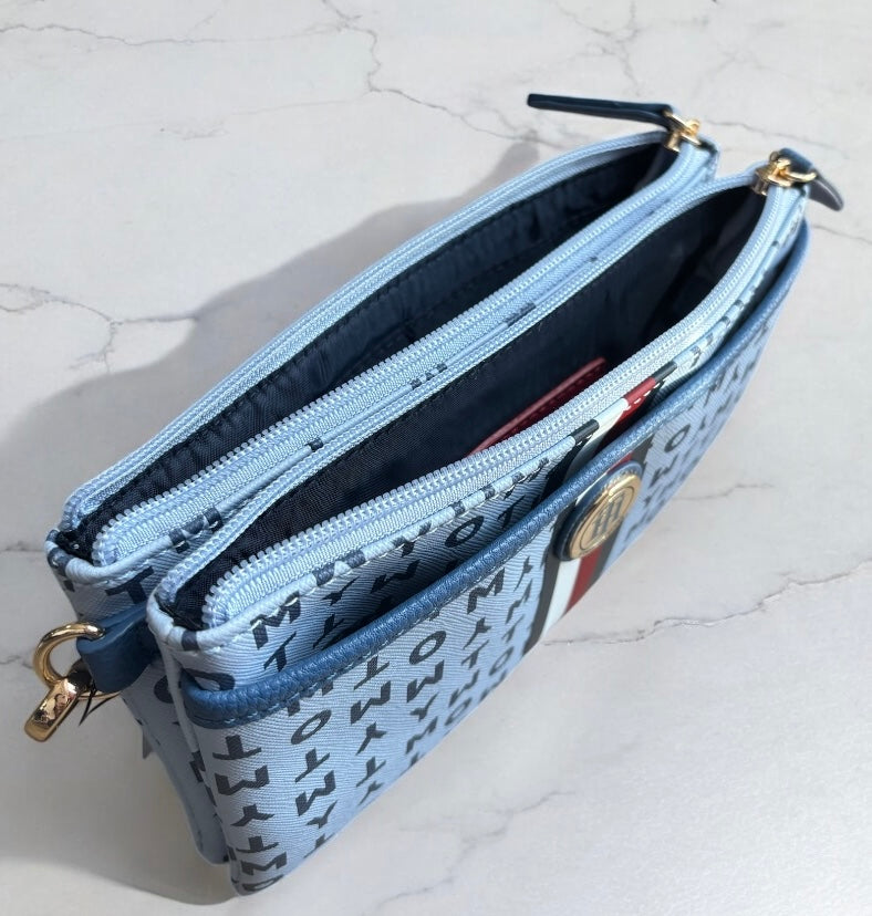 Muñequera Tommy H azul con monogram de letras