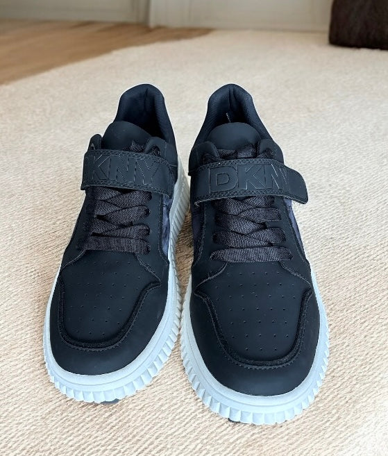 Tenis DKNY negro/azul marino, suela blanca