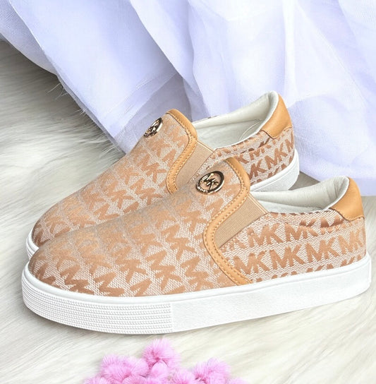 Mocasines Michael K camel con monogram y placa dorada MK