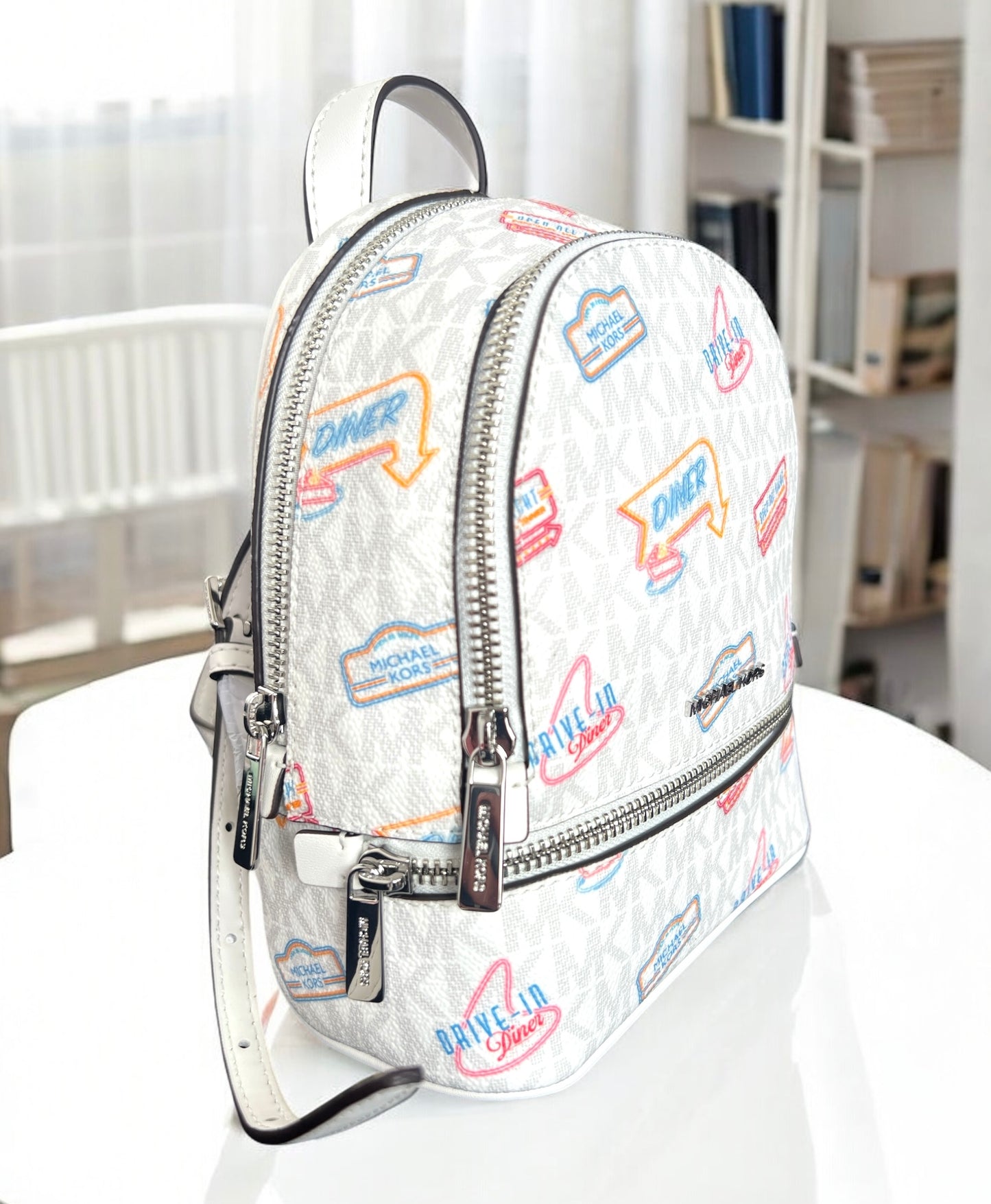 Backpack mini Michael K blanca con monogram gris