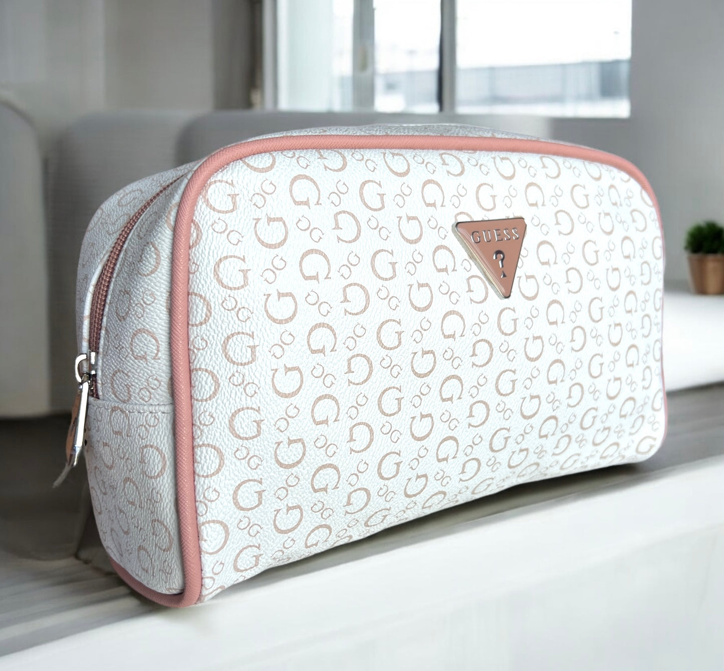 Cosmetiquera Guess crema con rosa, y placa rosa