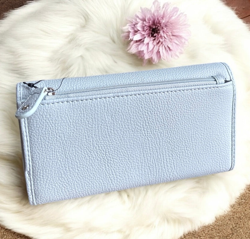 Cartera Tommy H azul claro con textura, cierre atrás y placa plateada