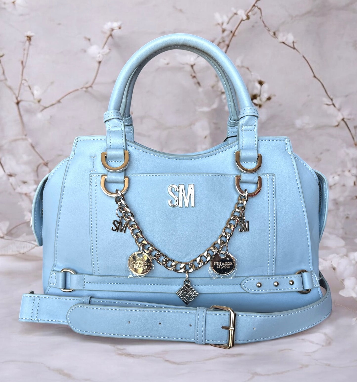 Crossbody Steve M azul claro con cadenas y dijes