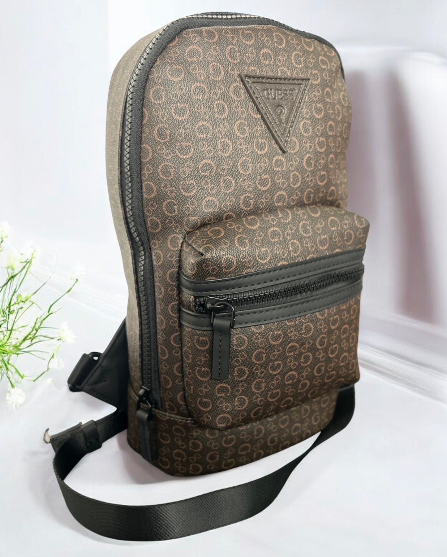 Pechera Guess chocolate con monogram camel caballero