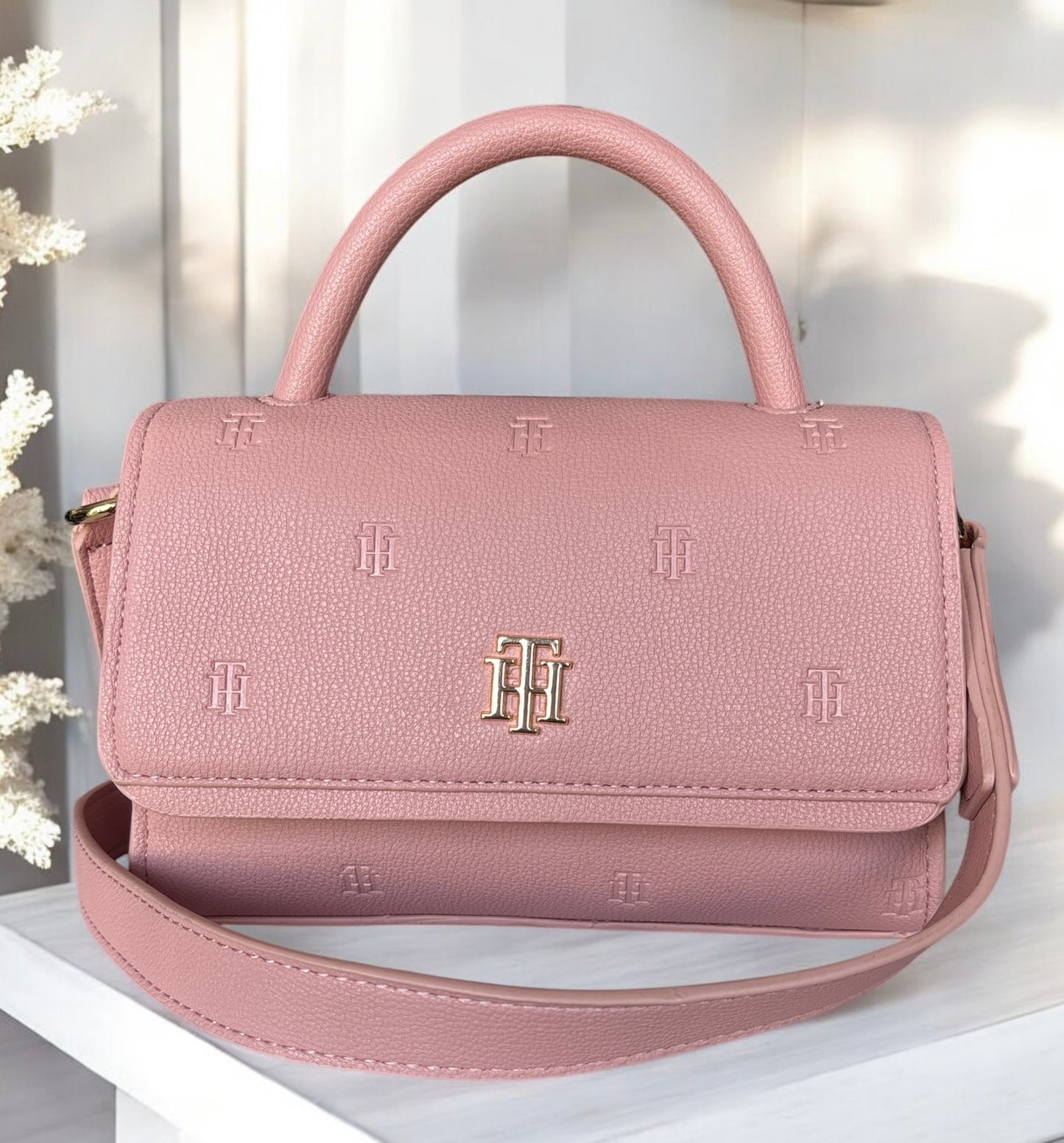 Crossbody Tommy H pequeña rosa claro y placa dorada TH